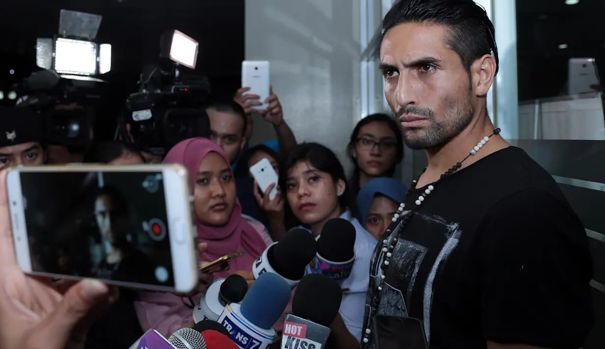 "Kabarnya Jupe ya doain, doain yang terbaik. Rencana saya sih sudah lama ke sini tapi iya baru bisa sekarang," ucap Gaston Castano dengan singkat usai melihat kondisi mantan istrinya di RSCM. (Deki Prayoga/Bintang.com)