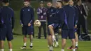 <p>Penyerang Argentina, Lionel Messi bersama rekan setimnya mengikuti sesi latihan di Universitas Qatar di Doha, Senin, 12 Desember 2022. Argentina dan Kroasia bertemu sebanyak lima kali pada laga persahabatan dan Piala Dunia. (AFP/Juan Mabromata)</p>