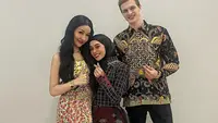 Lucinta Luna pernah memperkenalkan sosok tunangannya ke Lesti Kejora. Alan terlihat curi perhatian dengan memakai batik. Penampilan Alan pakai batik ini terlihat gagah dan elegan. (Liputan6.com/IG/lucintaluna_manjalita)