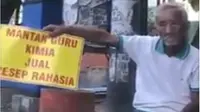 Pria yang mengaku mantan guru kimia mengasong di Jl. Putro Agung Wetan, Kelurahan Ploso, Kecamatan Tambaksari, Kota Surabaya, Jatim. (Solopos.com/Facebook/Yuni Rusmini)