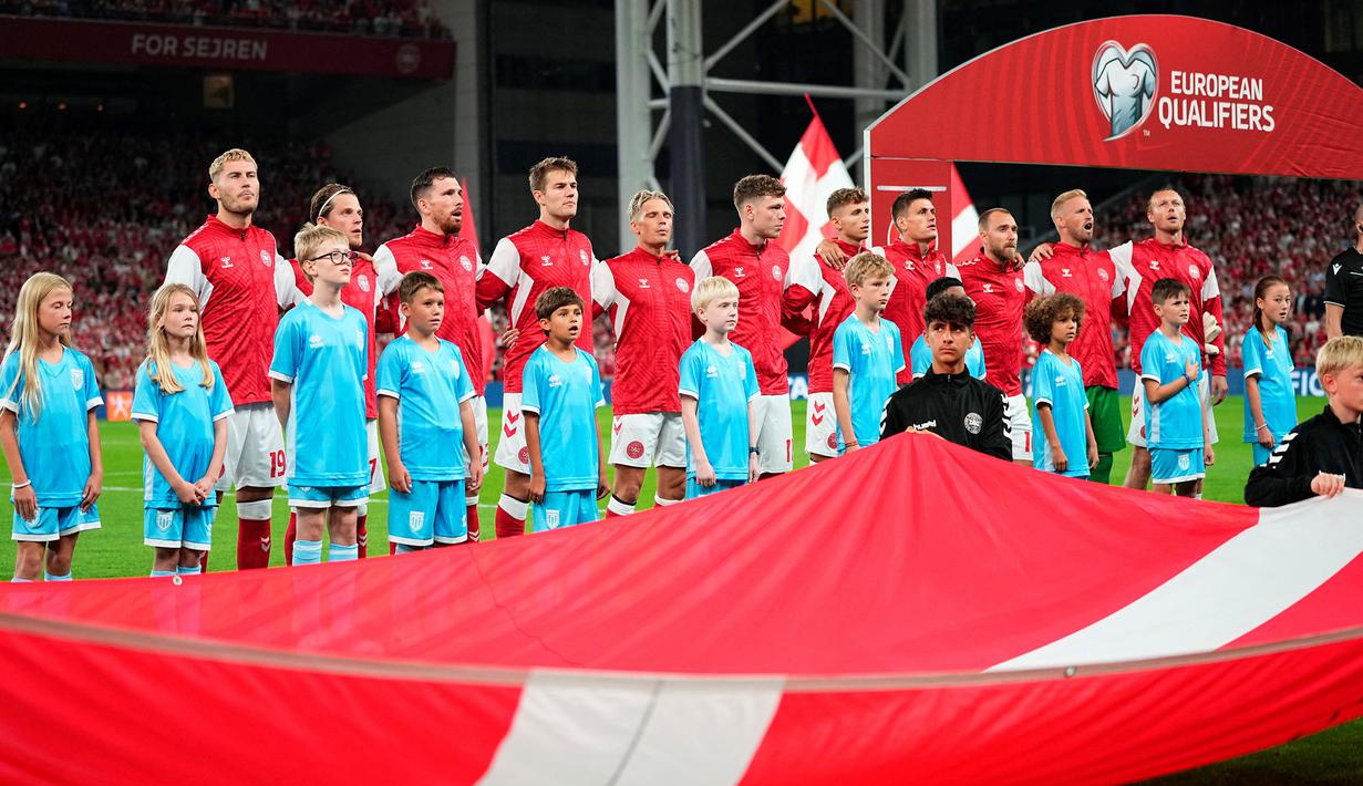 Para pemain Starting XI Timnas Denmark berbaris menyanyikan lagu kebangsaan Denmark sebelum dimulainya laga matchday kelima Grup H Kualifikasi Euro 2024 menghadapi San Marino di Copenhagen, Denmark, Jumat (8/9/2023) dini hari WIB. (AFP/Ritzau Scanpix/Mads Claus Rasmussen)