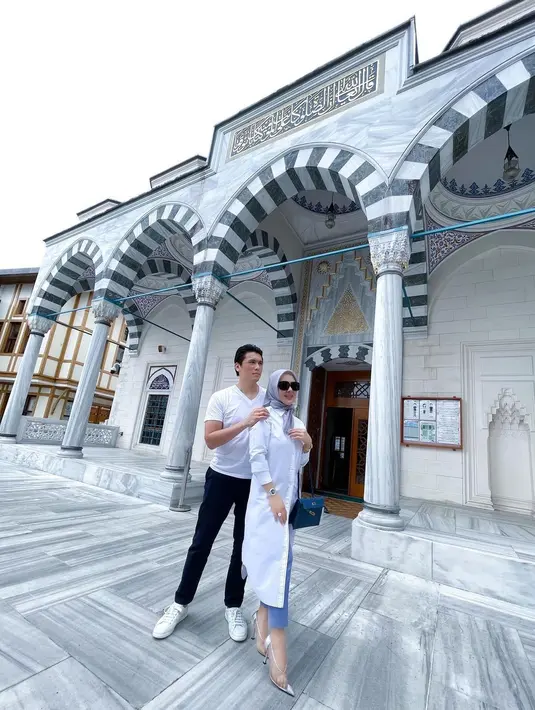 Kebersamaan Syahrini bersama Reino Barack di halaman masjid tempat mereka menikah tiga tahun silam. (Foto: Instagram/ princessyahrini)