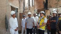 Ketua MPR, Ahmad Muzani bersama Gubernur Jawa Barat Dedi Mulyadi mengunjungi asrama MPR yang dibakar masa pada aksi demonstrasi 31 Agustus 2025. (Foto: Istimewa).