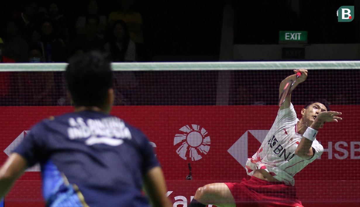 Pebulu tangkis tunggal putra Indonesia, Jonatan Christie (kanan) saat menghadapi kompatriotnya, Anthony Ginting dalam pertandingan perempat final Indonesia Open 2023 di Istora Senayan, Jakarta, Rabu (14/6/2023). (Bola.com/Bagaskara Lazuardi)