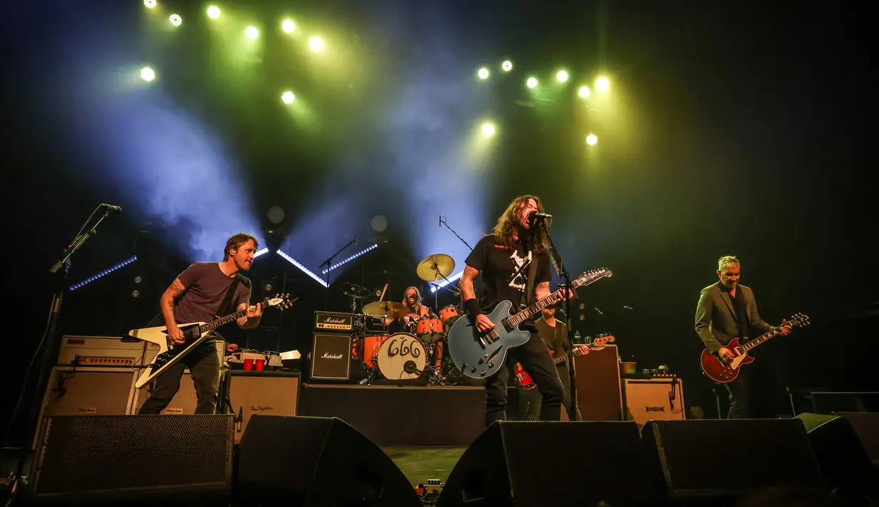 (Kiri-Kanan) Perseonel Foo Fighters Chris Shiflett, Taylor Hawkins, Dave Grohl, Nate Mendel dan Pat Smear saat tampil pada pemutaran perdana Studio 666 di Fonda Theatre, Hollywood, Los Angeles, California, Amerika Serikat, 16 Februari 2022. (Rich Fury/Getty Images/AFP)