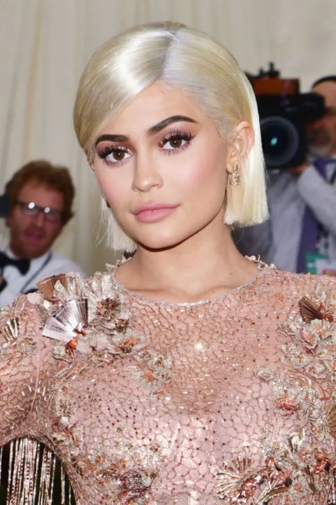 Di salah satu event fashion terbesar yang baru berlangsung akhir-akhir ini, Met Gala 2017, sejumlah selebritas berpotongan rambut bob.