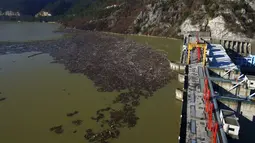 Foto dari udara memperlihatkan hamparan sampah menyumbat Sungai Drina dekat Kota Visegrad, Bosnia, Selasa (5/1/2021). Anak Sungai Drina di Montenegro, Serbia, dan Bosnia membawa lebih banyak limbah setelah sungai tersebut meluap. (AP Photo/Eldar Emric)