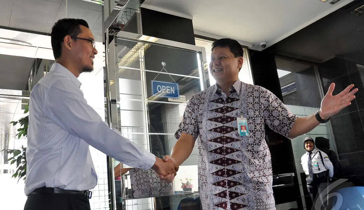 Jajaran Direksi BCA Syariah tak sungkan untuk melayani nasabah secara langsung. Para nasabahpun mengaku sangat tersanjung, Jakarta, Kamis (9/4/2014) (Liputan6.com/Miftahul Hayat)