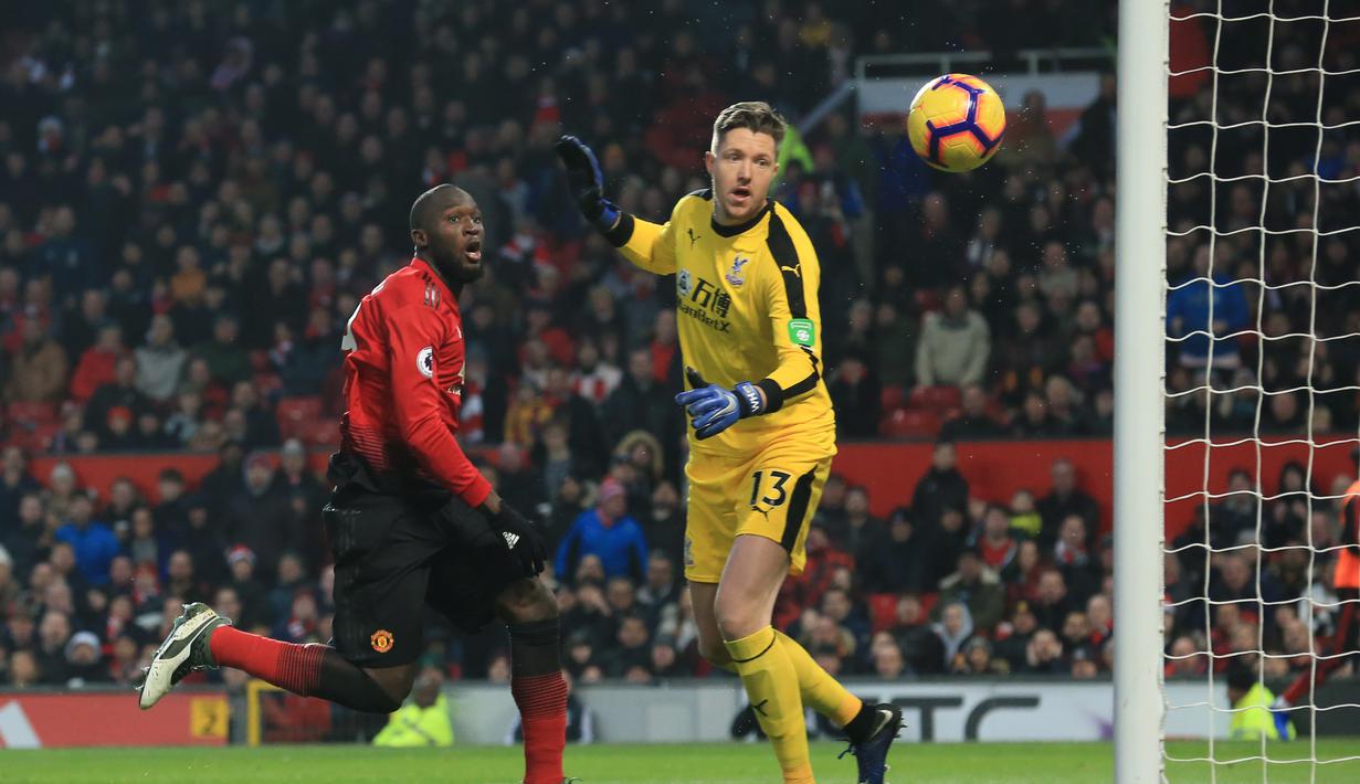 Penyerang MU, Romelu Lukaku gagal memanfaatkan peluang emas di mulut gawang Crystal Palace pada laga lanjutan Premier League yang berlangsung di stadion Old Trafford, Manchester, Minggu (25/11). MU bermain imbang 0-0. (AFP/Lindsay Parnaby)