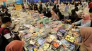Pegunjung memadati bazar buku Big Bad Wolf 2019 di ICE BSD City, Tangerang, Minggu (3/3). Bazar buku terbesar yang dibuka mulai 1 - 11 Maret menghadirkan 5,5 juta buku terbaru. (merdeka.com/Arie Basuki)