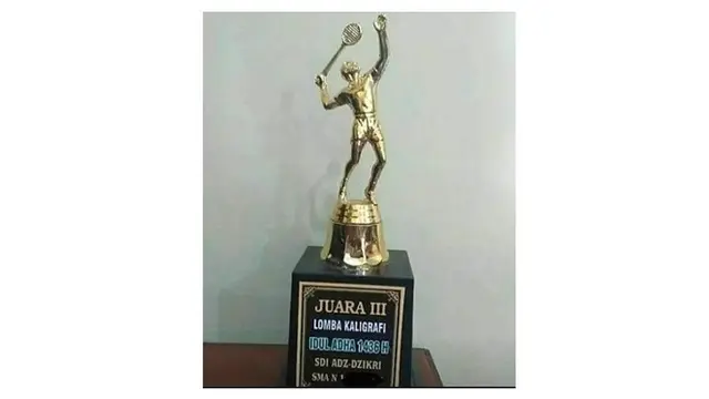 Potret Piala dari Perlombaan Unik Ini Bikin Ngakak