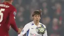 Penyerang KRC Genk, Junya Ito mengontrol bola saat bertanding melawan Liverpool pada pertandingan lanjutan Grup E Liga Champions di Stadion Anfield, Inggris (5/11/2019). Liverpool menang tipis 2-1 atas Genk. (AP Photo/Jon Super)
