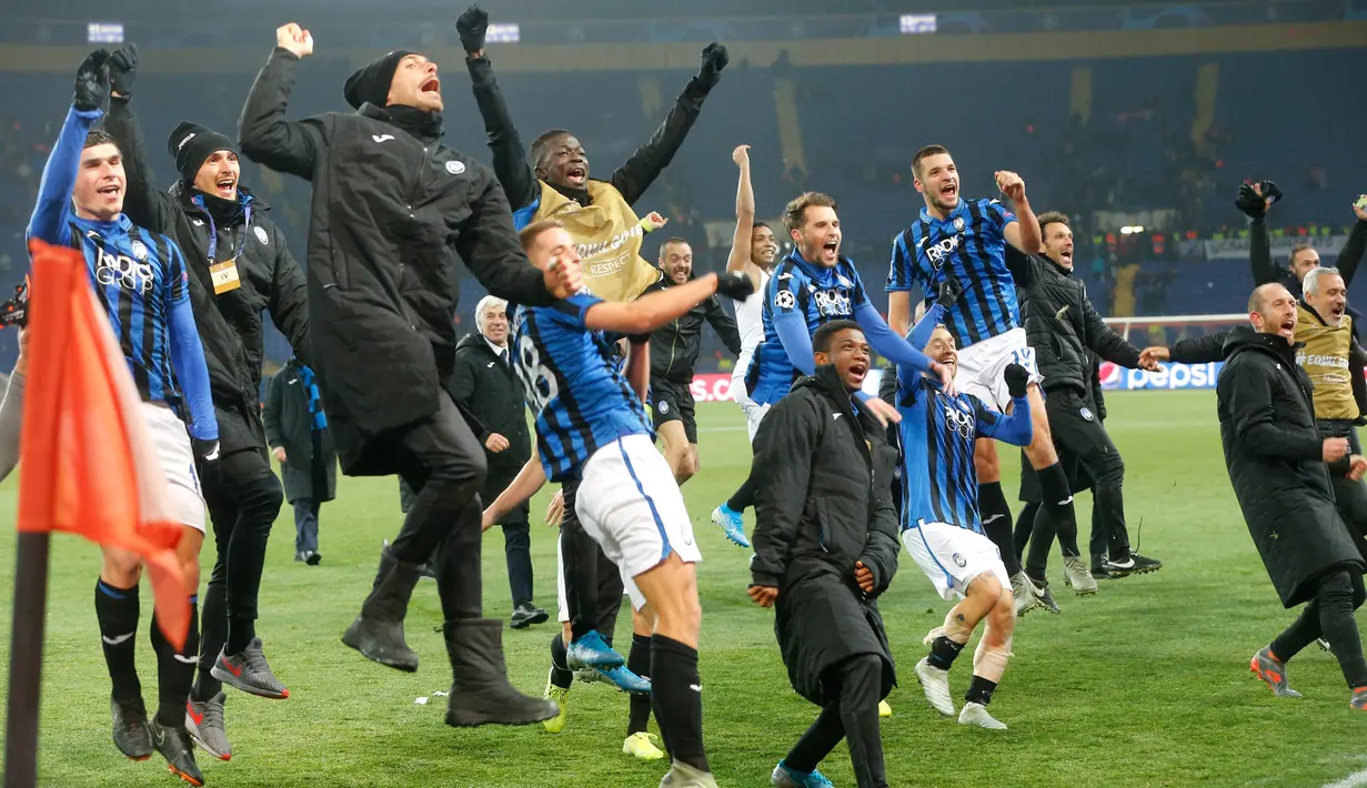 Pemain Atalanta merayakan kemenangan mereka atas Shakhtar Donetsk pada pertandingan Grup C Liga Champions di Kharkiv, Ukraina, Rabu (11/12/2019). Atalanta sukses mengukir sejarah untuk pertama kalinya mampu lolos ke babak 16 besar Liga Champions. (AP Photo/Efrem Lukatsky)