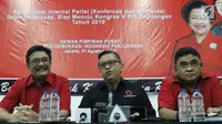 Sekjen DPP PDIP, Hasto Kristiyanto (tengah) memberi keterangan terkait Kongres V PDI Perjuangan tahun 2019 di Jakarta, Kamis (1/8/2019). Kongres dilaksanakan di Bali pada 8 Agustus 2019 dan mengambil tema Solid Bergerak Untuk Indonesia Raya. (Liputan6.com/Helmi Fithriansyah)