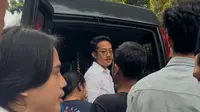 Dilimpahkan ke Kejati, Delpedro Kepalkan Tangan Sambil Teriak 'Semakin Ditekan Semakin Melawan'