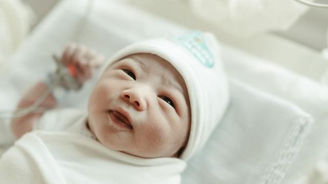 Clairine Clay Melahirkan