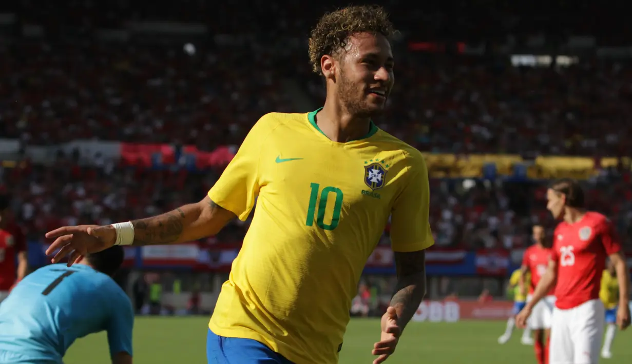 Bintang Brasil, Neymar, merayakan gol ke gawang Austria pada laga persahabatan di Stadion Ernst Happel, Wina, Minggu (10/6/2018). Austria kalah 0-3 dari Brasil. (Bola.com/Reza Khomaini)