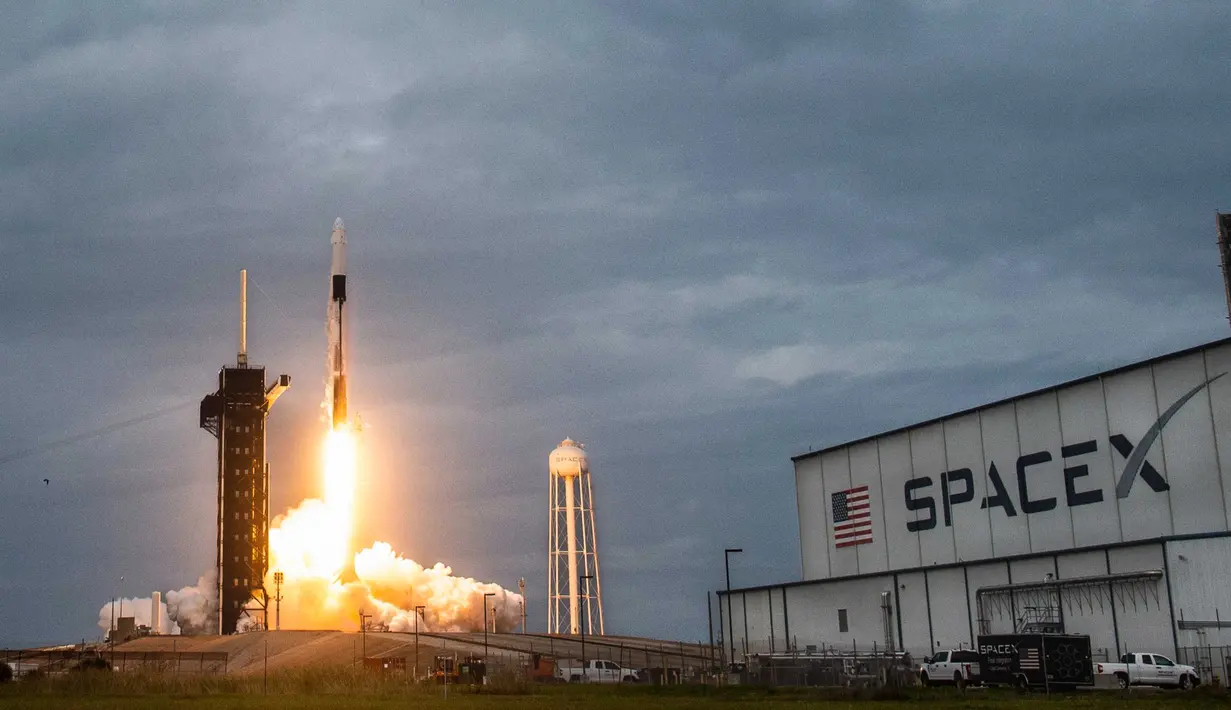 Roket SpaceX Falcon 9 dengan kapsul Crew Dragon diluncurkan dari landasan LC-39A dalam misi Axiom Mission Three (Ax-3) di Kennedy Space Center, Cape Canaveral, Florida, pada tanggal 18 Januari 2024. (CHANDAN KHANNA/AFP)