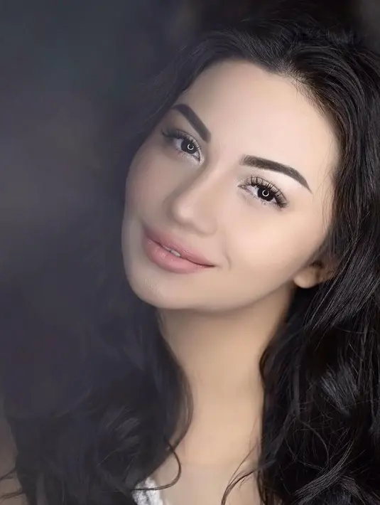 "Terharu, campur aduk banget. Aku memang pecinta theater play cuma nggak pernah terpikir untuk main, tapi mungkin nanti lima atau sepuluh tahun ke depan ketika aku sudah mengerti betul theater play itu seperti apa,” ujarnya. Instagram/arieltatum)