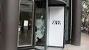 Kaca toko yang pecah di pusat kota Chicago, Amerika Serikat (AS) (10/8/2020). Dua orang ditembak, lebih dari 100 lainnya ditangkap, dan 13 petugas polisi terluka dalam aksi penjarahan dan perusakan luas yang terjadi pada Senin (10/8) pagi waktu setempat di pusat kota Chicago. (Xinhua/Alan Ruffin)