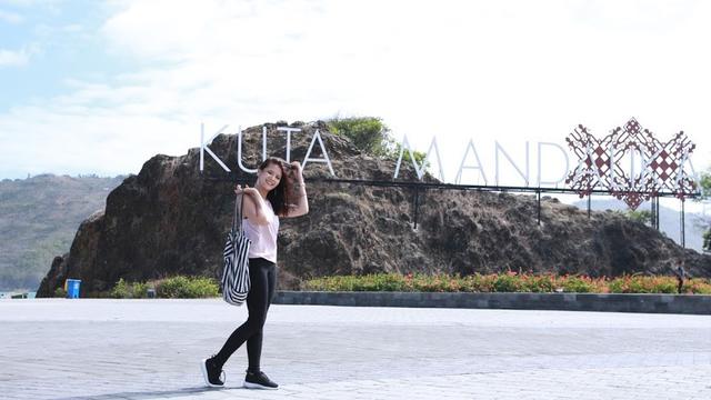 Liburan Bareng Andalan Feminine Care: Mendaki Bukit Merese dan Pound Fit di Pantai Mawun