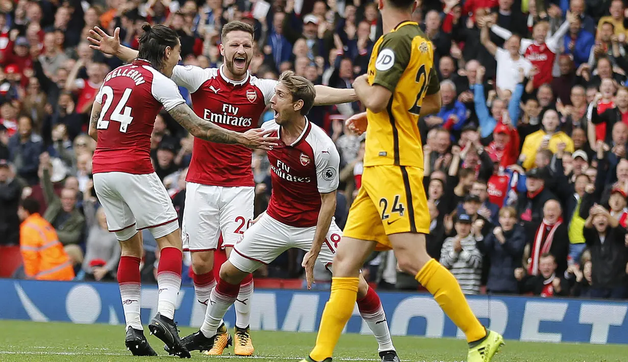 Para pemain Arsenal merayakan gol yang dicetak oleh Nacho Monreal ke gawang Brighton and Hove Albion pada laga Premier League di Stadion Emirates, Minggu (1/10/2017). Arsenal menang 2-0 atas Brighton and Hove Albion. (AP/Frank Augstein)