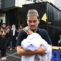 Suasana Rumah Duka Alm. Kenward Athar anak ketiga Indra Bekti (Bambang E. Ros/bintang.com)Suasana Rumah Duka Alm. Kenward Athar anak ketiga Indra Bekti (Bambang E. Ros/bintang.com)