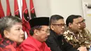 Sekjen PDIP Hasto Kristiyanto (tengah) memberi pernyataan saat kunjungan Bawaslu ke Kantor DPP PDIP, Jakarta, Rabu (11/7). Kunjungan Bawaslu untuk sosialisasi pengawasan pencalonan Pileg dan Pilpres. (Liputan6.com/Herman Zakharia)