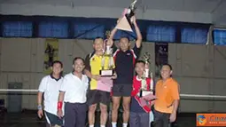 Citizen6, Kobangdika: Foto Bersama Komandan Kobangdikal Laksda TNI Sadiman SE dengan Juara I,II,III Bulu tangkis dalam rangka hardikal ke 65 Di GOR M Pardi Kobangdikal. (pengirim: Rohman Arif)