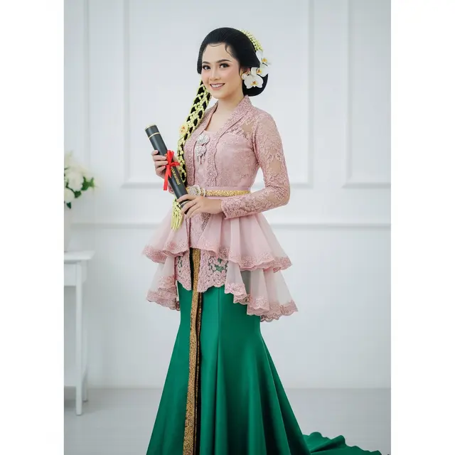 Model Kebaya Wisuda Rok Duyung. Foto: Gemini