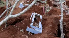 Sebuah makam usai dibongkar di TPU Grogol, Depok, Jawa Barat, Kamis (20/9). Sebanyak 525 makam di TPU tersebut dibongkar dan dipindahkan ke lokasi baru karena dilewati rencana pembangunan jalan tol Depok-Antasari (Desari). (Liputan6.com/Immanuel Antonius)
