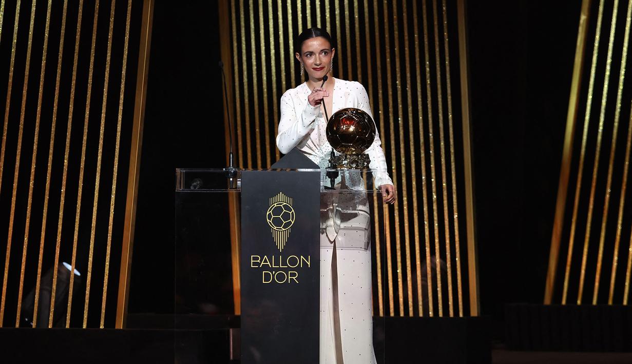Pemain Barcelona, Aitana Bonmati memberikan sambutan setelah menerima penghargaan Ballon d'Or pada acara yang berlangsung di Theatre du Chatelet, Paris, Selasa (29/10/2024) dini hari WIB. (AFP/Franck Fife)