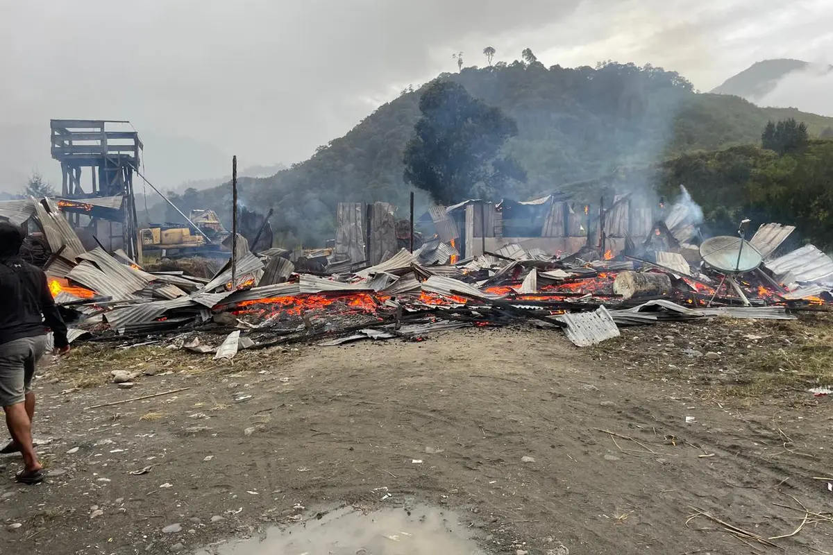 KKB membakar mes karyawan PT MTT dan rumah warga di Distrik Ilaga, Kabupaten Puncak, Papua