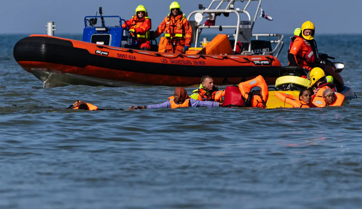 Petugas gendarmerie Prancis mengevakuasi jenazah seorang pria yang ditemukan di perairan dekat Pantai Neufchâtel-Hardelot, Pas-de-Calais, Rabu (23/9/2026). Penemuan jenazah terjadi setelah upaya penyeberangan sejumlah migran menuju Inggris melalui Selat Inggris. (Sameer Al-DOUMY/AFP)