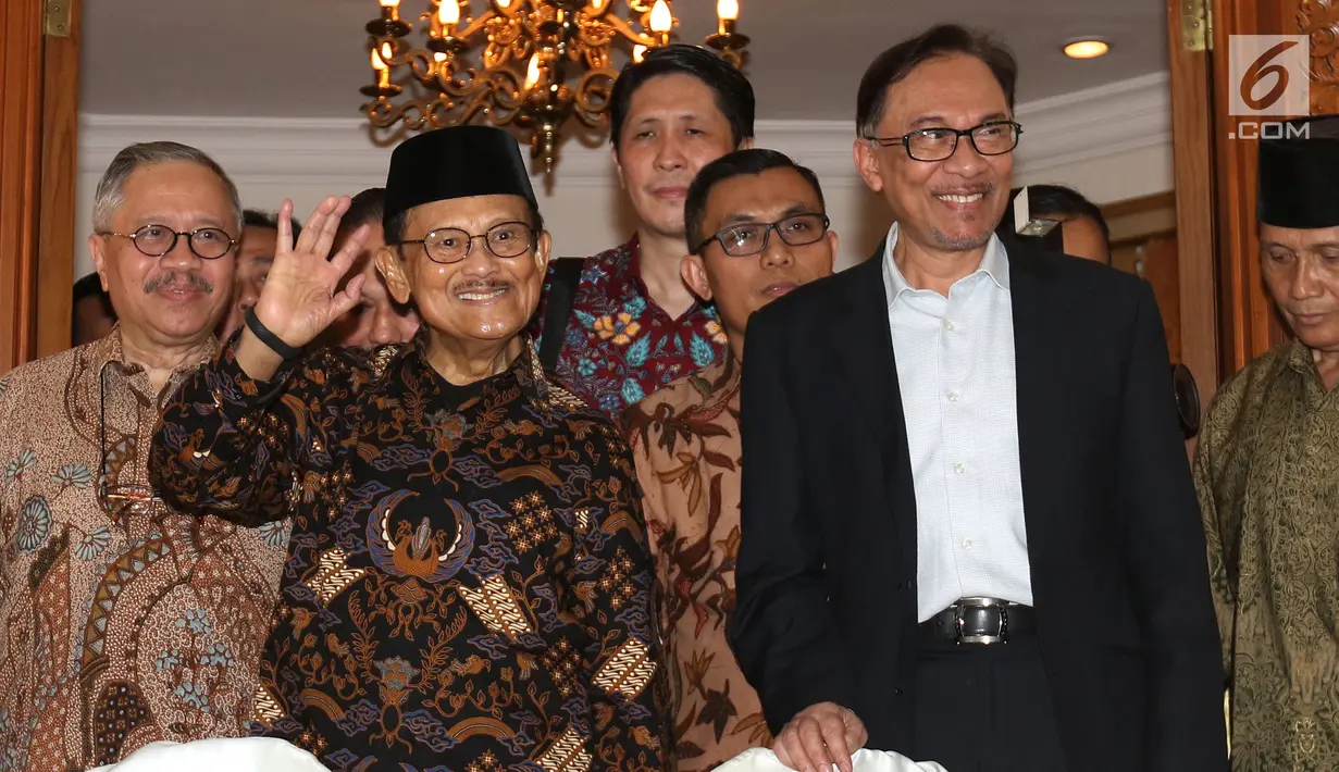 Presiden ke-3 RI Bacharuddin Jusuf Habibie dan mantan Wakil PM Malaysia Anwar Ibrahim tersenyum saat bertemu di kediamannya di Jalan Patra Kuningan XIII, Jakarta Selatan, Minggu (20/5). (Liputan6.com/Angga Yuniar)