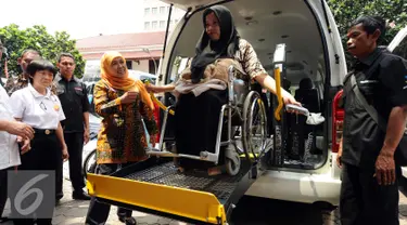 Menteri Sosial, Khofifah Indar Parawansa (berkerudung) melihat fasilitas mobil akses bagi penyandang disabiltas di Jakarta, Senin (28/12/2015). Mensos meresmikan sejumlah fasilitas penunjang bagi penyandang disabilitas. (Liputan6.com/Helmi Fithriansyah)