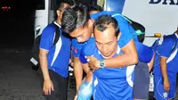 Ahmad Nufiandani saat dibopong ketiba tiba di Malang usai cedera di Sunrise of Java Cup 2015 di Banyuwangi (Bola.com/Kevin Setiawan)