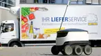 Sebuah mobil mungil beroda enam buatan Starship Technologies saat demonstrasi di kantor pusat Metro, Jerman, Selasa (7/6). Mobil bertenaga arus listrik dan mampu melakukan pengiriman barang/dokumen secara tuntas dari 5-30 menit. (REUTERS/Wolfgang Rattay)