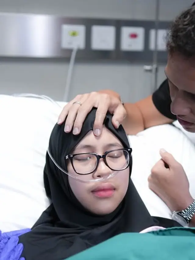 6 Potret Adiba Khanza Melahirkan Anak Pertama, Umi Pipik Resmi Timang Cucu