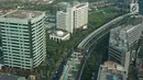 Lintasan Light Rail Transit (LRT) Jabodebek, tampak masih dalam tahap pembangunan di Rasuna Said, Kuningan, Jakarta, Sabtu (29/6/2019). Pembangunan lintasan Kereta Api Ringan atau LRT Jabodebek tahap 1 per 3 Mei 2019 mencapai 61,95 persen. (Liputan6.com/Herman Zakharia)