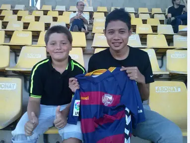 Evan Dimas Darmono disambut fan klub Katalan, UE Llagostera, saat hadir pertama kali di markas klub anggota Divisi Dua Spanyol tersebut. (Dok. pribadi)