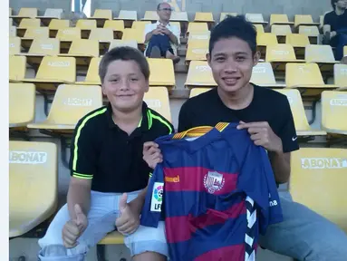 Evan Dimas Darmono disambut fan klub Katalan, UE Llagostera, saat hadir pertama kali di markas klub anggota Divisi Dua Spanyol tersebut. (Dok. pribadi)