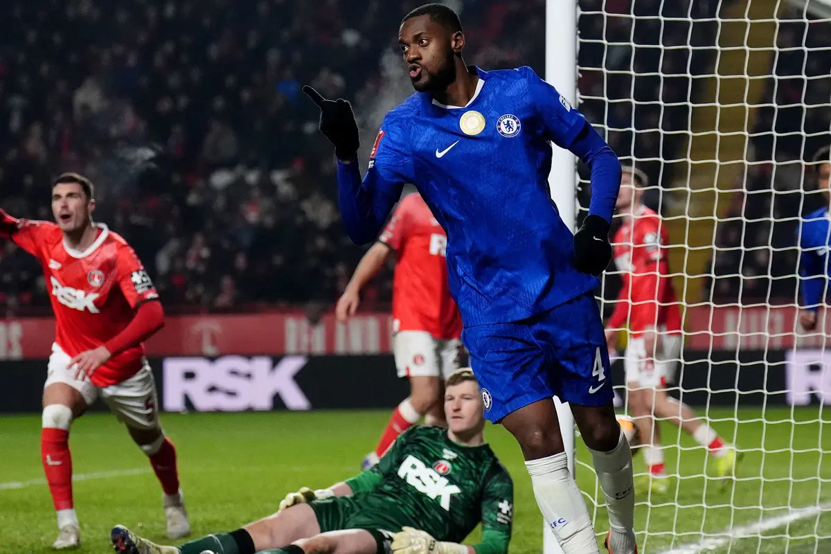 Pemain Chelsea, Tosin Adarabioyo, merayakan gol pada laga putaran ketiga Piala FA antara Charlton vs Chelsea