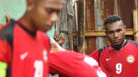 Titus Bonay turut serta bermain tarkam di lapangan sepak bola Latus, Kedaung Tangerang Selatan.  (Bola.com/Peksi Cahyo)