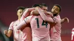 Pemain Sheffield United Oliver Burke (14) diberi selamat oleh rekan satu timnya setelah mencetak gol ke gawang Manchester United pada pertandingan Liga Inggris di Old Trafford, Manchester, Inggris, Rabu (27/1/2021). Sheffield United menang 2-1. (AP Photo/Tim Keeton, Pool)