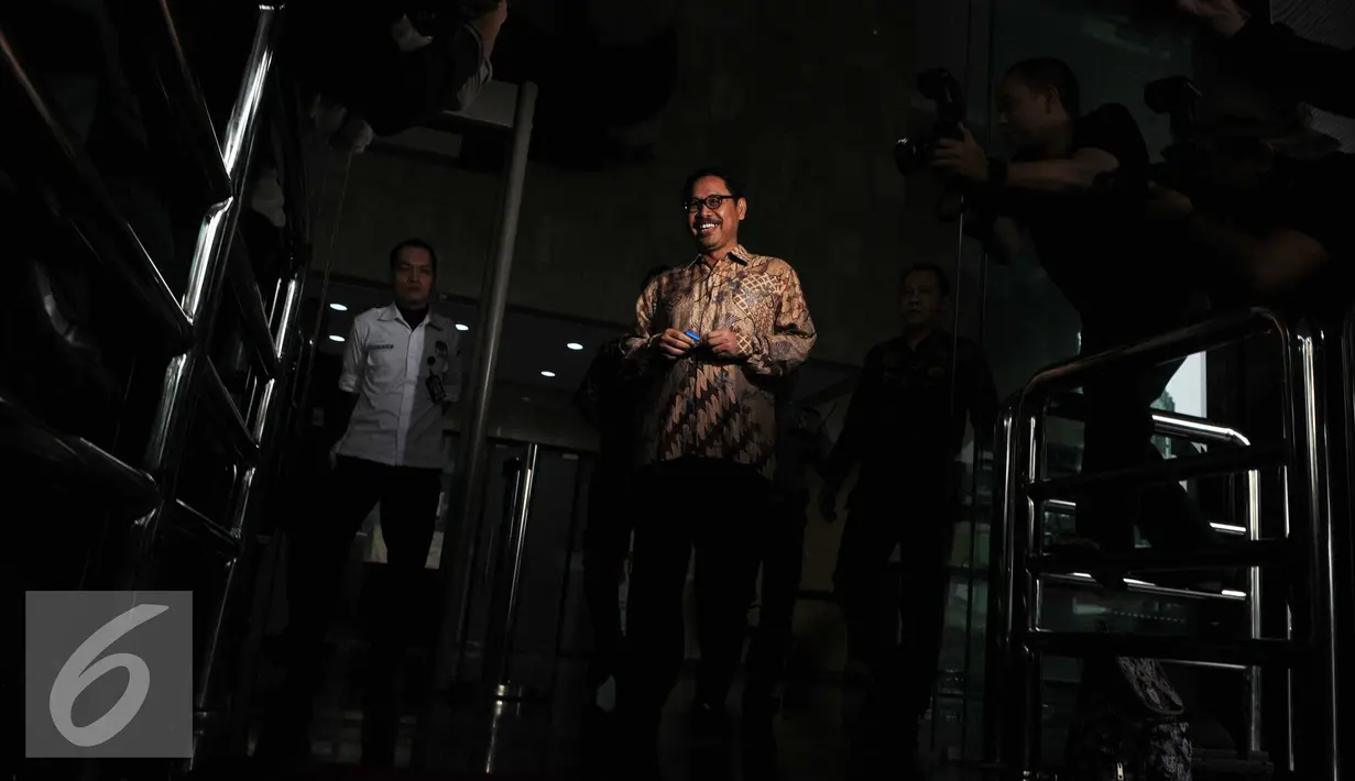 Sekretaris Daerah Banten Ranta Suharta usai menjalani pemeriksaan di KPK, Jakarta, Selasa (19/1). Ranta Suharta diperiksa terkait dugaan suap pemulusan penyertaan modal PT Banten Global Development (BGD). (Liputan6.com/Helmi Afandi)
