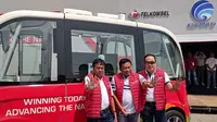 Dirut Telkomsel Ririek Adriansyah, bersama jajaran direksi Telkomsel lain saat memamerkan bus otonomos di Telkomsel 5G Experience Center, Jakarta. Liputan6.com/Jeko I.R.