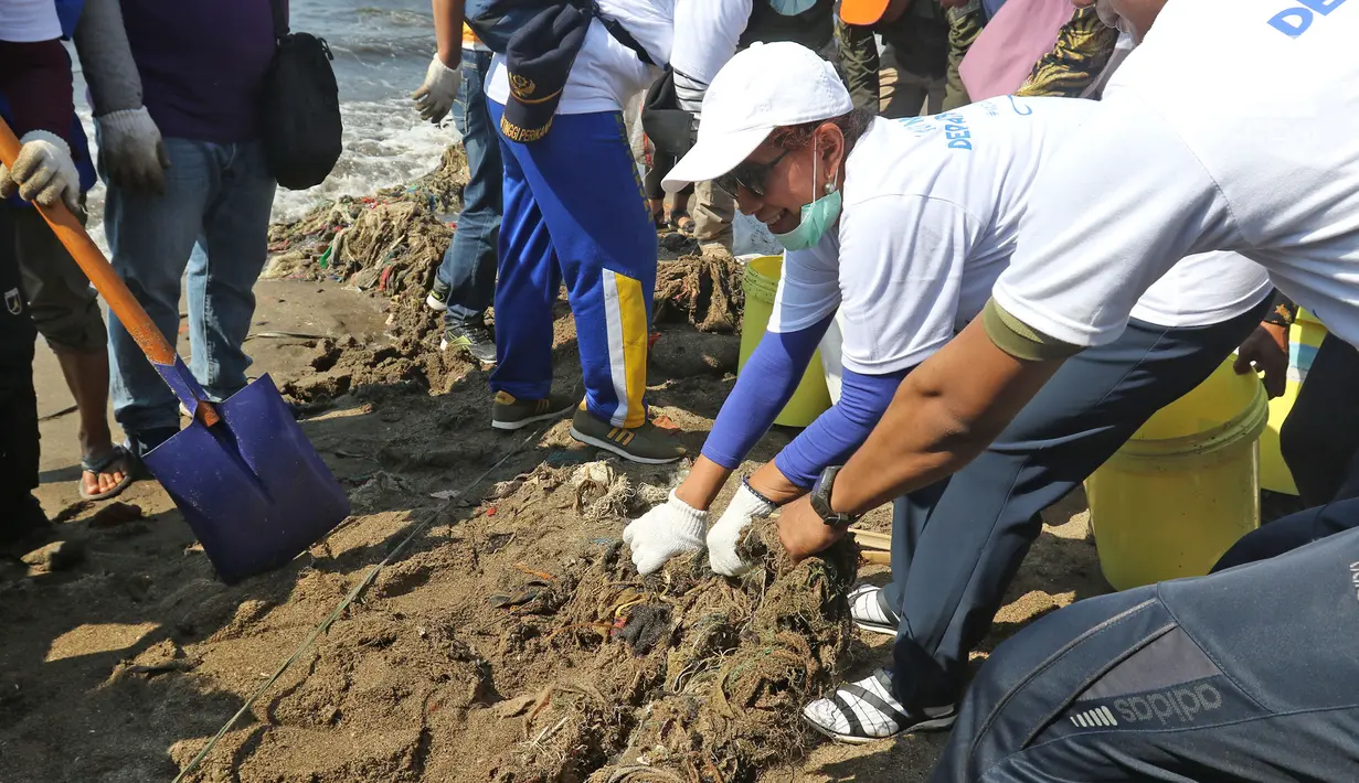 Menteri Kelautan dan Perikanan Susi Pudjiastuti memunguti sampah di Pantai Timur Ancol, Jakarta, Minggu (18/8/2019). Dalam rangka HUT ke-74 RI, Pandu Laut Nusantara bersama KKP dan Yayasan Econusa akan menggelar Gerakan Menghadap Laut 2.0. (Liputan6.com/Herman Zakharia)