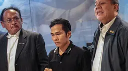 Yusman Telaumbanua didampingi Wakil Sekretaris Jenderal Peradi Rivai Kusumanegara dan Sekretaris Komisi Pengawas DPN Peradi Victor Nadapdap memberi keterangan usai pertemuan tertutup dengan pihak kontras, Jakarta (21/11).  (Liputan6.com/Faizal Fanani)