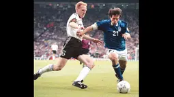 Cemerlang di klub, Matthias Sammer tentu saja tidak ditinggalkan untuk Euro 1996. Pelatih Timnas Jerman saat itu, Berti Vogts, menjadikan Sammer sebagai pilar penting timnya. (Foto: AFP/Maurizio Brambatti)